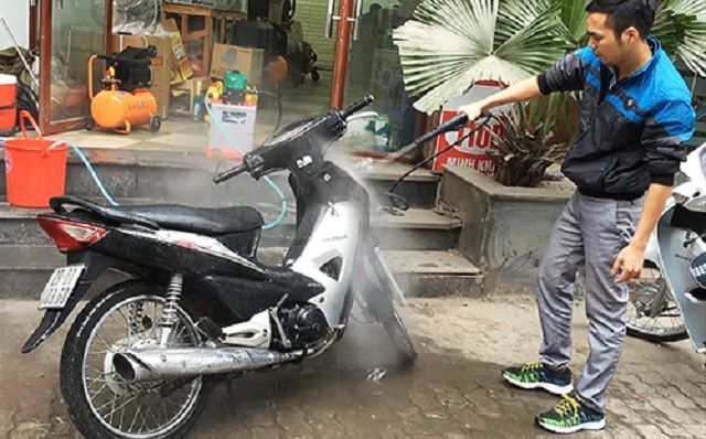 Xả nước lại một lần nữa để khiến cho xe sạch xà phòng