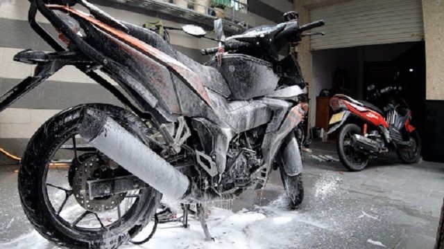 Phun nước đều vào thân xe và tuyệt đối không nên phun thẳng trực tiếp nước vào xe